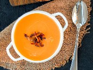 Рецепта Крем супа от моркови, картофи, сметана и запържен бекон